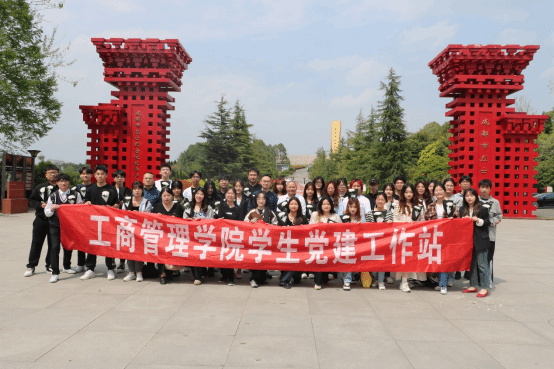 清明祭英烈 共铸中华魂——402永利集团官网组织师生代表赴成都市烈士陵园开展祭扫活动