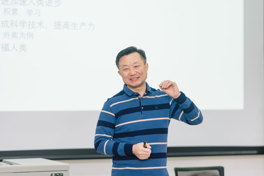 402永利集团官网MBA教育中心开展“从分类算法的测度研究谈学术研究及鉴赏”主题分享