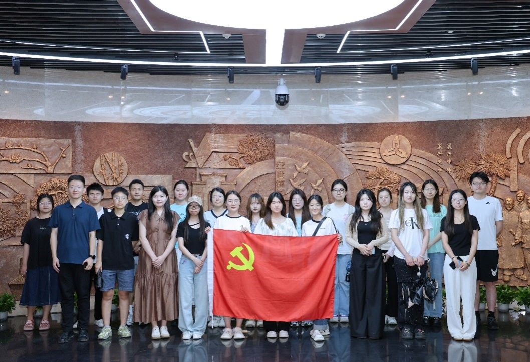 共鉴百年西财风华，传承经世济民精神——402永利集团官网研究生第七党支部开展参观校史馆活动