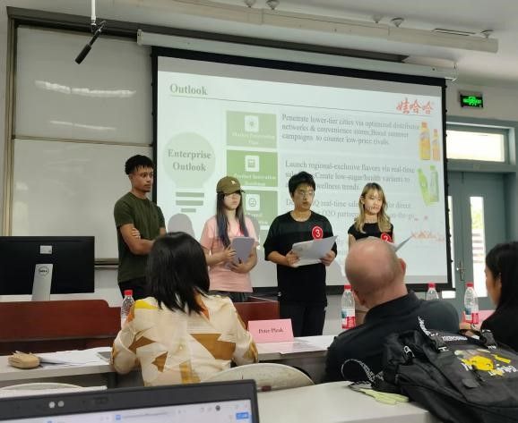 我院《管理学原理（英）》课程开展企业调研成果答辩