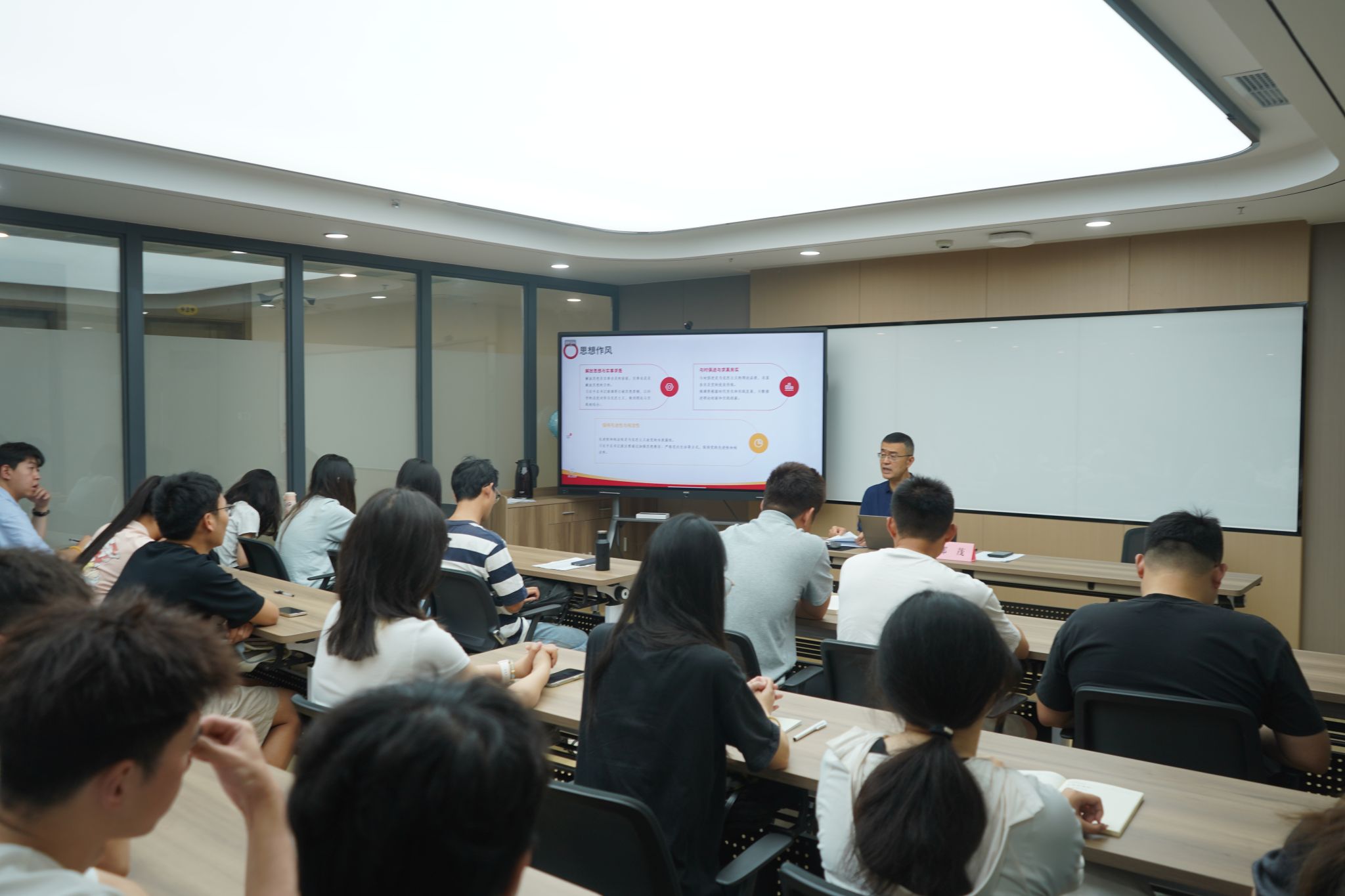 402永利集团官网开展“加强党的作风建设”专题党课 深入贯彻中央八项规定精神学习教育